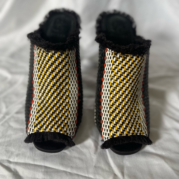 Guess Patterned Weave Slides - Picture 2 of 5